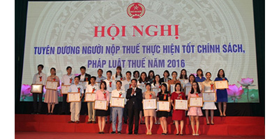 Hà Nội tuyên dương hơn 400 người nộp thuế tốt năm 2016
